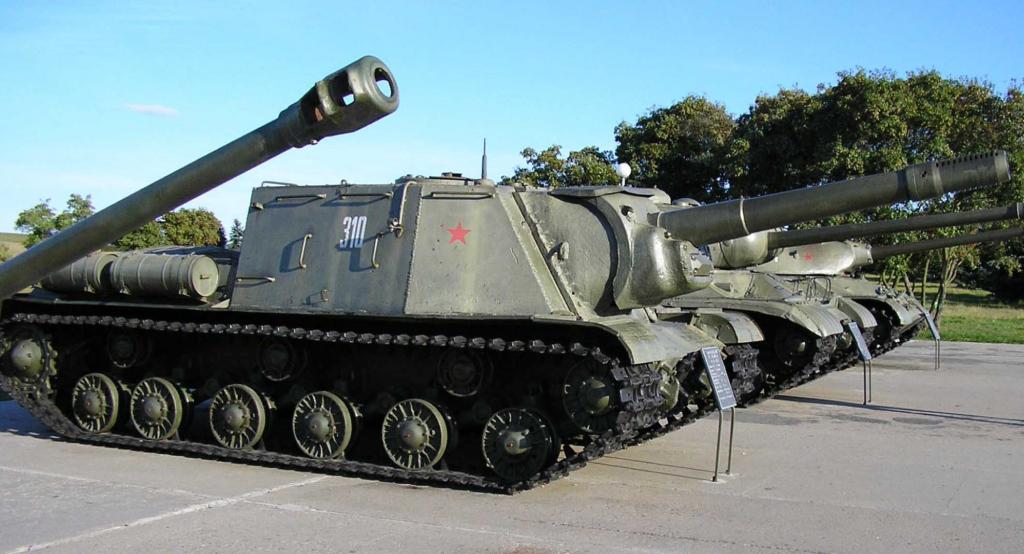 ISU-152 conservado en el Glory Hill Memorial, near Minsk, Minsk Voblast, Bielorrusia