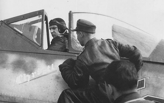 Gerhard Barkhorn en la cabina de su Focke Wulf Fw 190 Christl en 1945