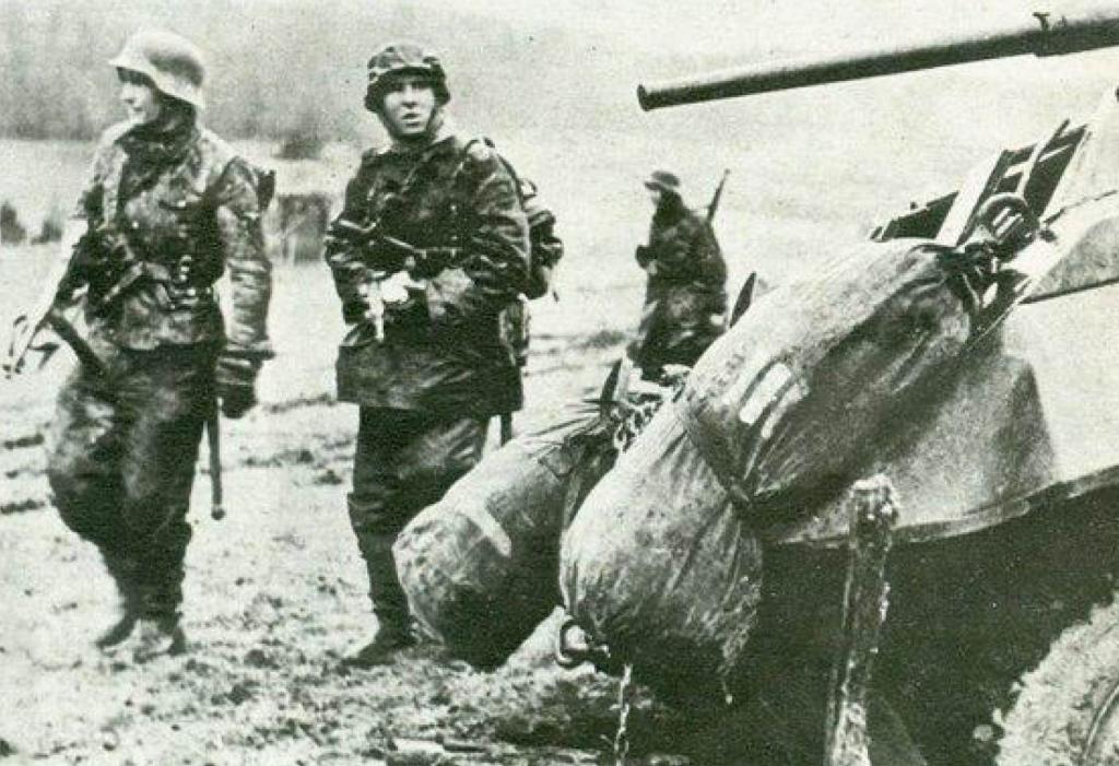 Soldados alemanes avanzando en el sector montañoso de las Ardenas