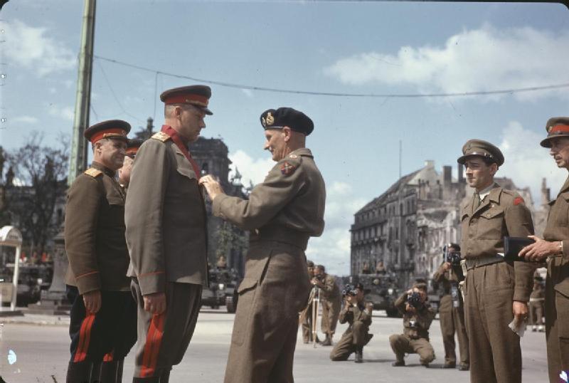 El Mariscal Rokossovsky es condecorado por el Mariscal británico Montgomery en 1945