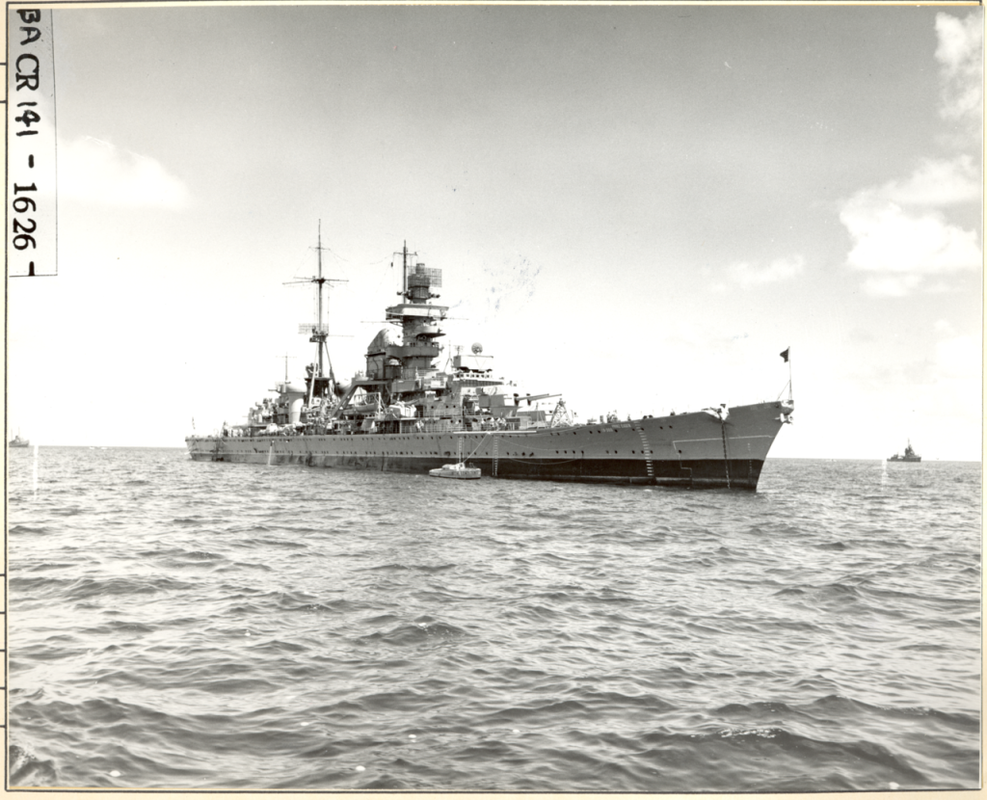 El DKM Prinz Eugen en el atolón Bikini antes de las pruebas atómicas de la Operación Crossroads en 1946