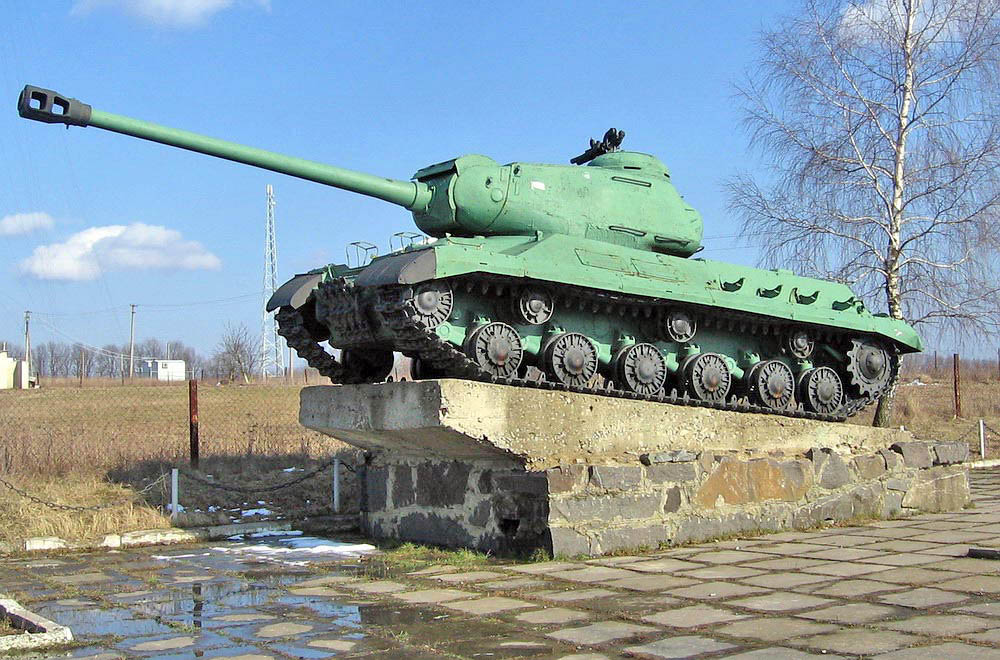 IS-2M m1943 conservado en Murovanye Kurilovtsy, Vinnitsa Oblast, Ucrania