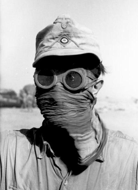 Soldado del Afrokaorps con gafas y máscara contra protegerse del polvo y la arena, abril de 1941