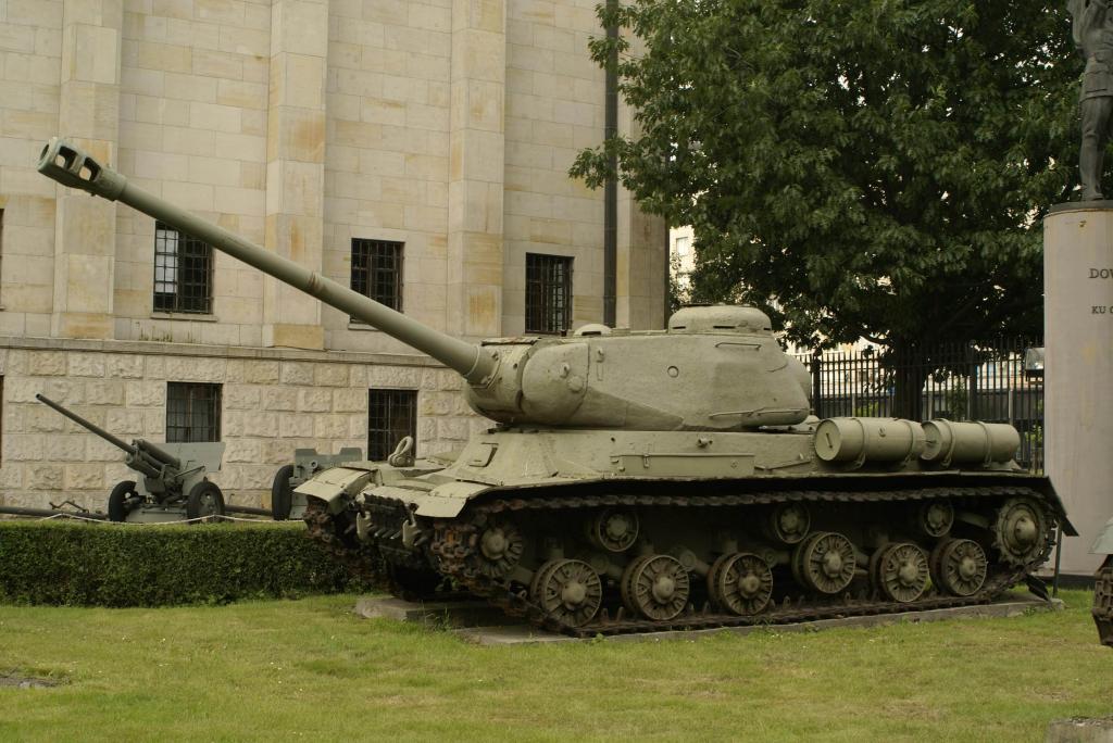 IS-2 m1943 conservado en el Polish Army Museum, Varsovia, Polonia