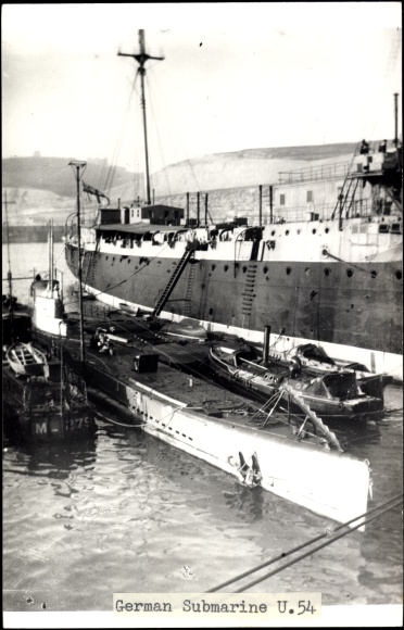 El U-54 en el puerto de Dover junto al Arrogant