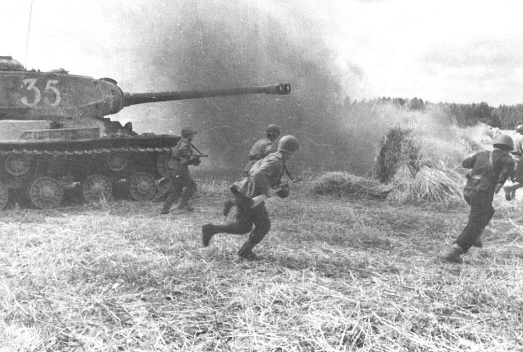 La infantería soviética entra en combate bajo la cobertura del IS-2. 24 de junio de 1944