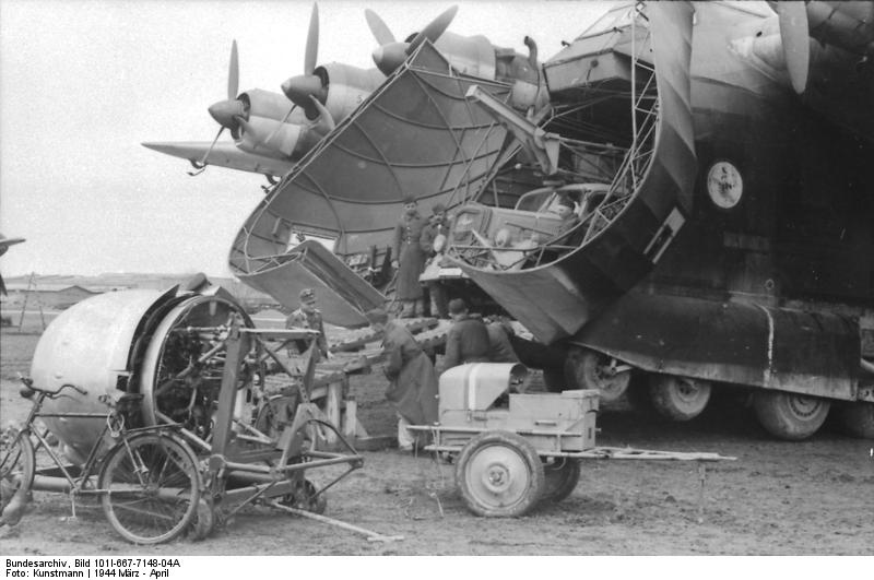 Centro de Rusia.- Carga o descarga de un avión de transporte Me 323 Gigant con suministros y camión Opel Blitz, marzo 1944