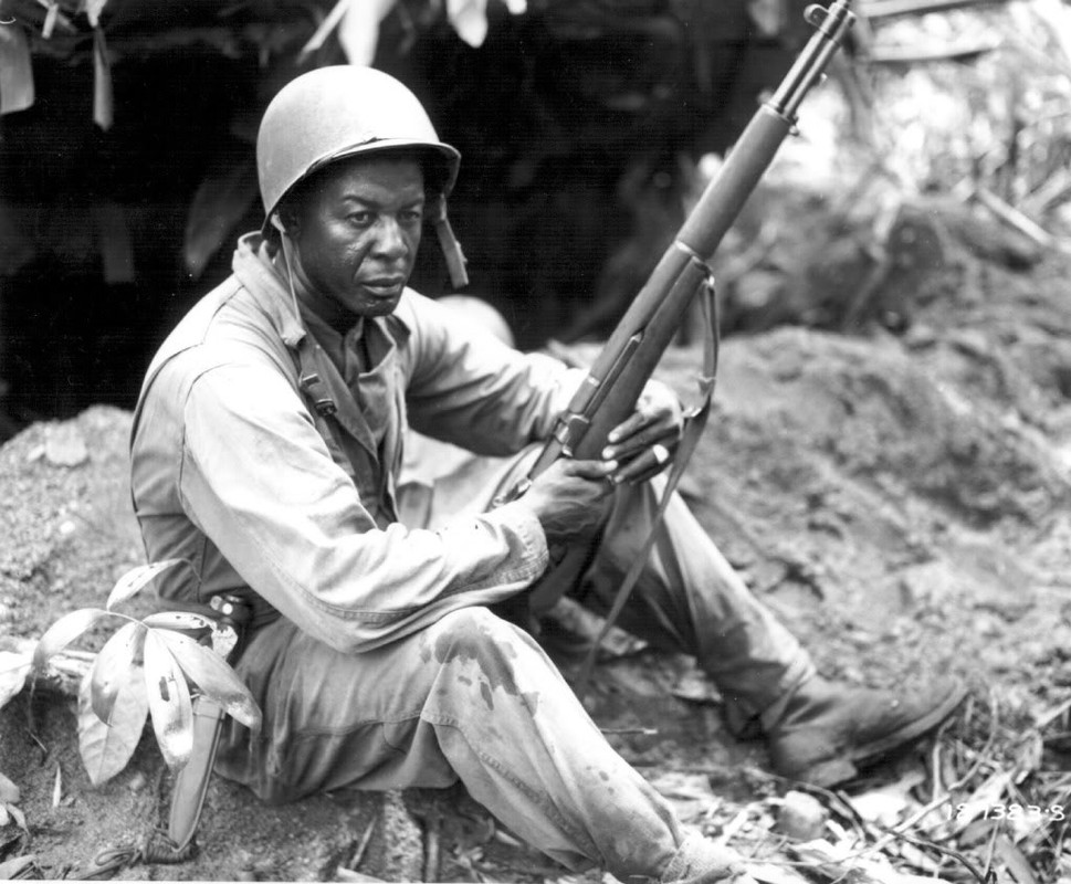 Un soldado descansando con su rifle preparado