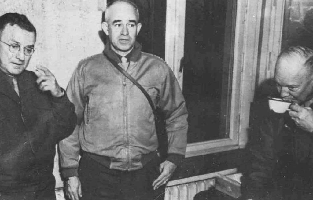 El General de División Troy Middleton, izquierda, junto con Bradley, centro, y Eisenhower, derecha