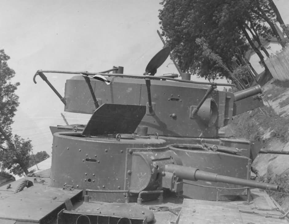 Primer plano de las torretas de un T-35 destruido