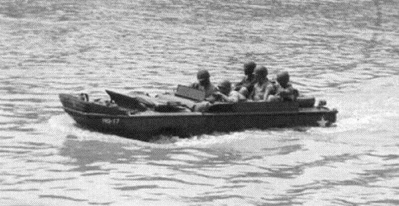 Ford GPA cruza un río durante unos entrenamientos, 442º Regimiento de Combate
