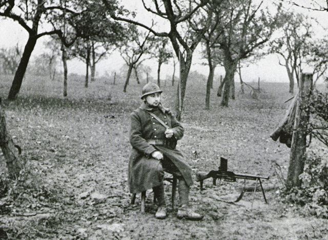 Un relajado soldado francés en su puesto de vigilancia con su ametralladora