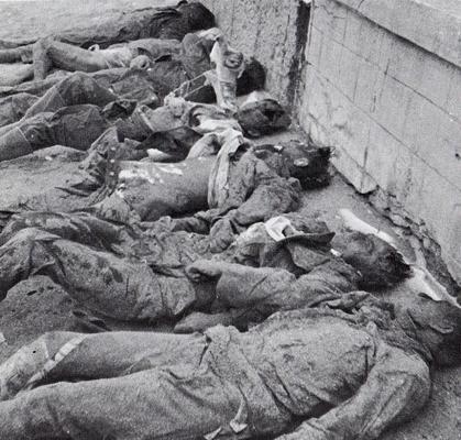 Soldados alemanes heridos, en pijama, con vendas y abandonados a la intemperie hasta la muerte por congelación