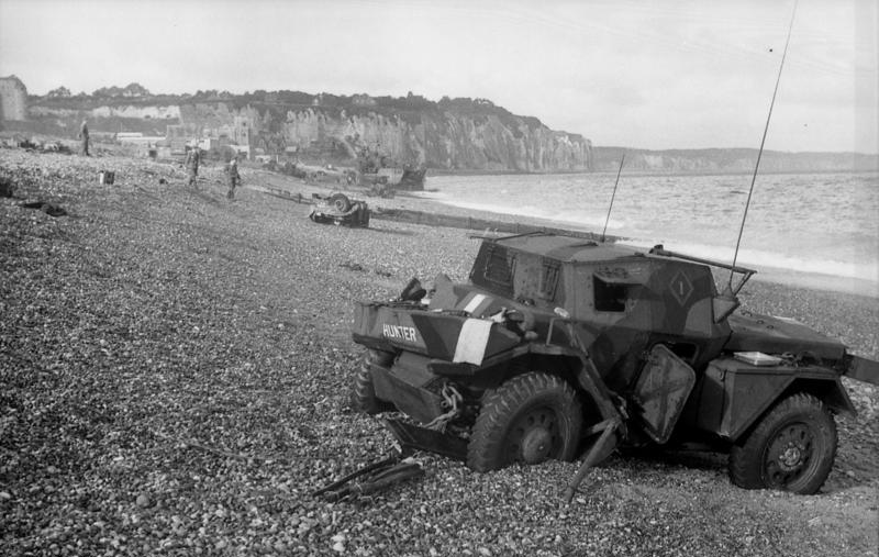 Vehículo blindado de reconocimiento británico abandonado en la playa