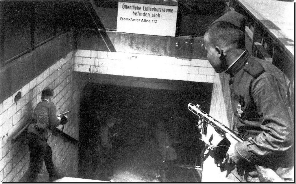 Dos soldados soviéticos entran al subterráneo en busca del enemigo