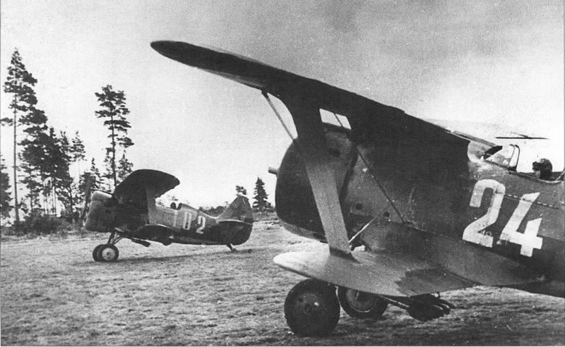 Dos Polikarpov I-153 carretean preparándose para una salida
