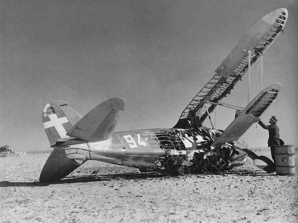 Un Fiat CR.42 destruido, perteneciente a la 94ª Squadriglia, en el Norte de África
