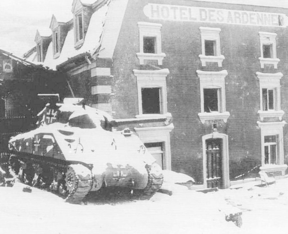 La 5ª División Paracaidista alemana capturo seis carros M-4 en Wiltz y los pudo de nuevo en servicio. El que aparece en la imagen fue abandonado en Esch-sur-Süre