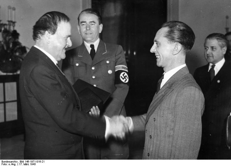 Entrega del Escudo del águila para el profesor Kreis por parte de Joseph Goebbels con la presencia de Albert Speer. 17 de marzo de 1943