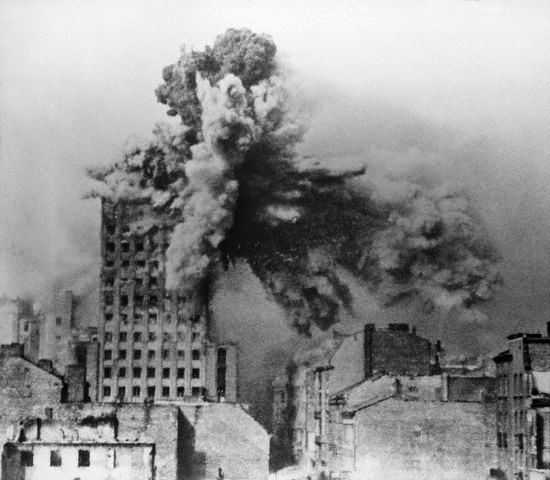 El edificio Prudential es impactado por el proyectil de 2 toneladas de un Mörser Gerat durante el Alzamiento de Varsovia, 28 de agosto de 1944