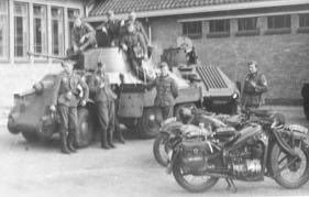 Dos M39 en servicio para la Wehrmacht junto a sus tripulaciones
