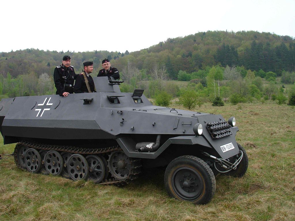 OT-810 de una compañía de recreación histórica, pintado como SdKfz 251
