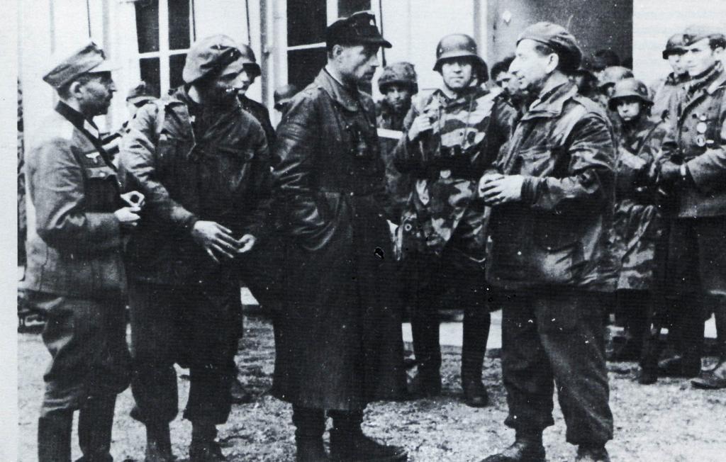 El Brigadeführer Heinz Harmel acompañado por algunos integrantes del Frundsberg habla con un prisionero polaco, el 26 de septiembre