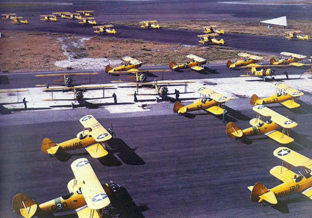 NAF N3N Canary y Stearman N2S Kaydets en la Base Aeronaval de Corpus Christi, en Texas, en 1943