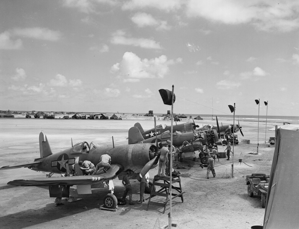 Chance Vought F4U Corsair pertenecientes al EscuadrÃ³n VMF-113 en la Isla Engebi, en 1944