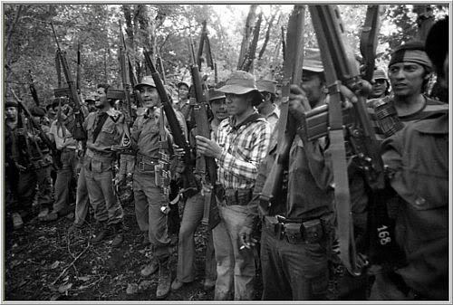 Guerrilleros nicaragüenses usando rifles M1