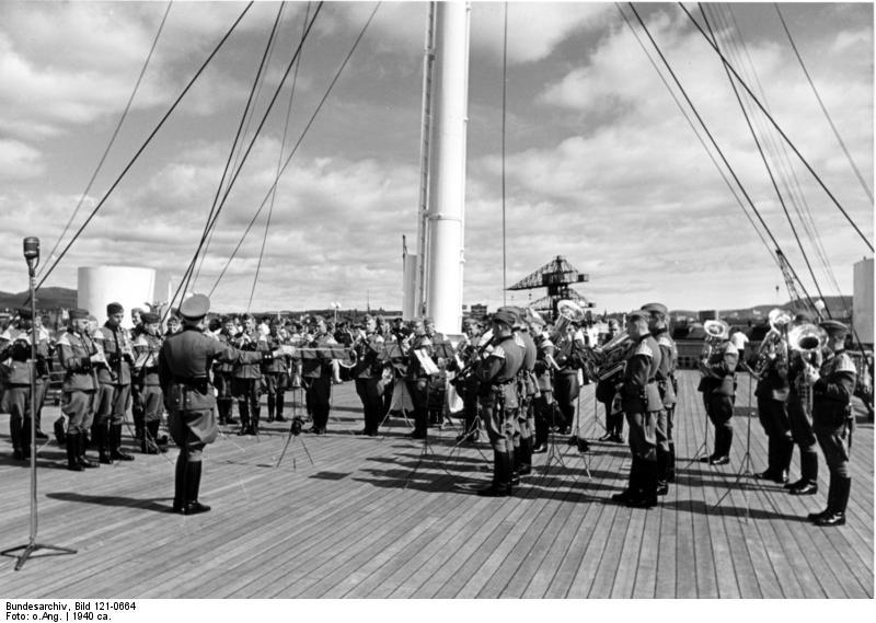 Orquesta de la Policía militar tocando en la cubierta del Wilhelm Gustloff, en el Puerto de Oslo, en 1940