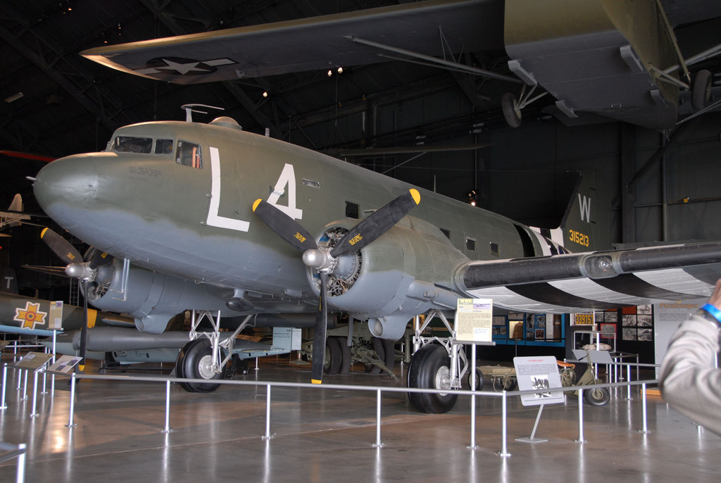 Douglas C-47 Dakota Nº de Serie 15323 26768 está en exhibición en el National Museum of the United States Air Force en Dayton, Ohio