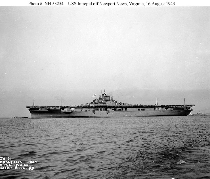USS Intrepid frente a Newport News, Virginia, 16 de agosto de 1943