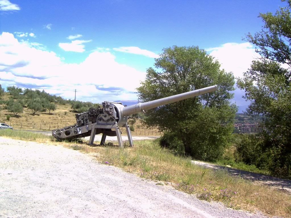 Cañón de 152 55 mm conservado del RMI Raimondo Montecuccoli en Perugia