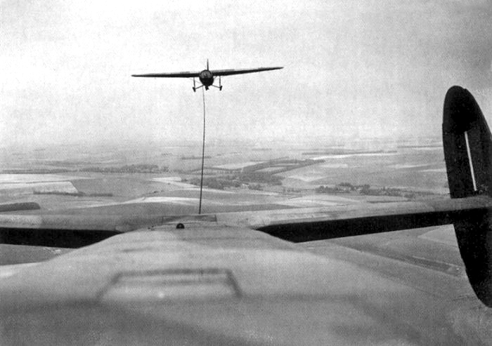 Vista de un Airspeed Horsa Mark I desde el Armstrong Whitworth Albemarle que le remolca