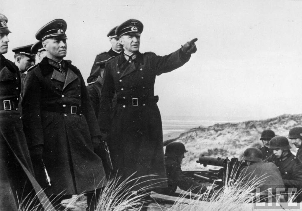 El generalfeldmarschall Erwin Rommel en su inspección de la defensa del Muro Atlántico en Normandía, unos meses antes de la invasión Aliada