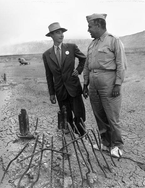 Oppenheimer y Leslie Groves en el sitio de la explosión de Trinity