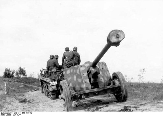 Arma antitanque alemana de 7.5 cm PaK 40 siendo remolcada por un SdKfz. 10, Vitebsk, Rusia, junio de 1944