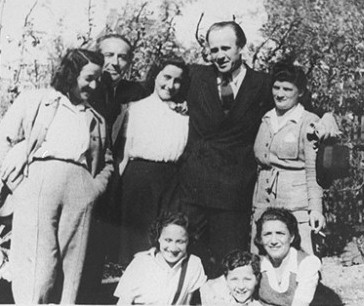 Oskar junto a un grupo de los judíos rescatados, Manci Rosner, Edmund Horowitz, Ludmila Pfefferberg-Page, Halinka Horowitz, y Olek Rosner