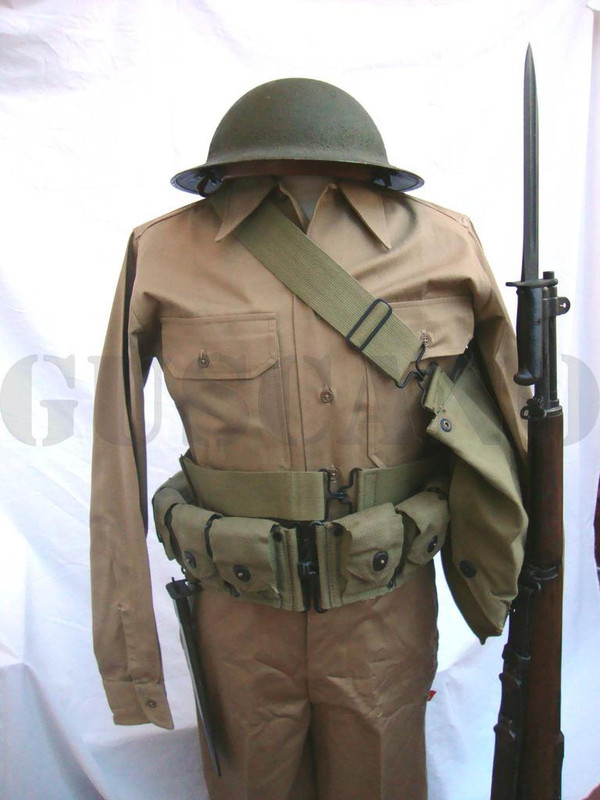El soldado está equipado con el cinturón portacargadores M-1923, además de la máscara de gas M2A1