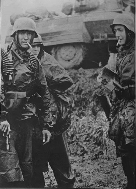 Otra secuencia menos conocidas del Schütze de las SS armado hasta los dientes y fumando cigarrillos Camel liberados. Los actores posan para el fotógrafo en una fría mañana de diciembre de 1944 en Poteau, Bélgica