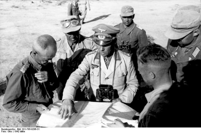 Rommel con el general de división Georg von Bismarck de la 21 División Panzer leyendo un mapa. Norte de África a principios del verano de 1942