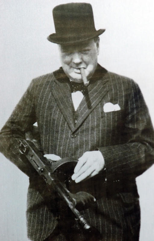 Fotografía de propaganda de Churchill manejando un Subfusil Thompson