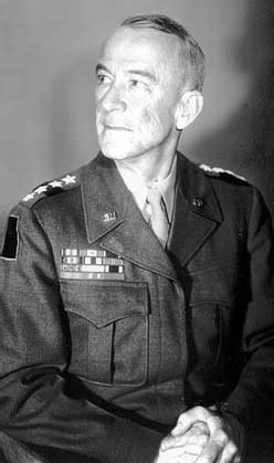 El Teniente General Courtney Hodges, comandante del 1er Ejército americano