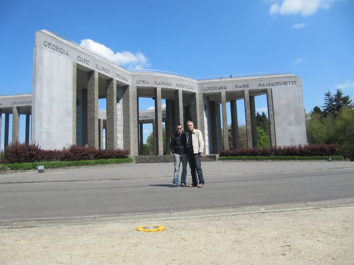 Monumento de Bastogne en memoria a la batalla. Más de 72 mil estadounidenses muertos en la batalla del Bosque de las Ardenas. La batalla donde más bajas recibió este ejército