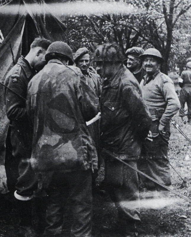 Oficiales de la 1ª Brigada Paracaidista Polaca de la 1ª Div. Aerotransportada y de la 42ª División en el Cuartel General de Driel, el 23 de septiembre