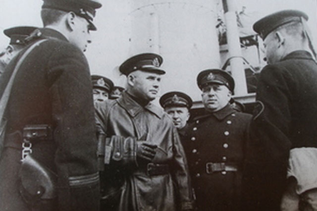 El Vice-Almirante Oktyabrsky, rodeado por otros oficiales soviéticos, organiza la defensa de Sebastopol
