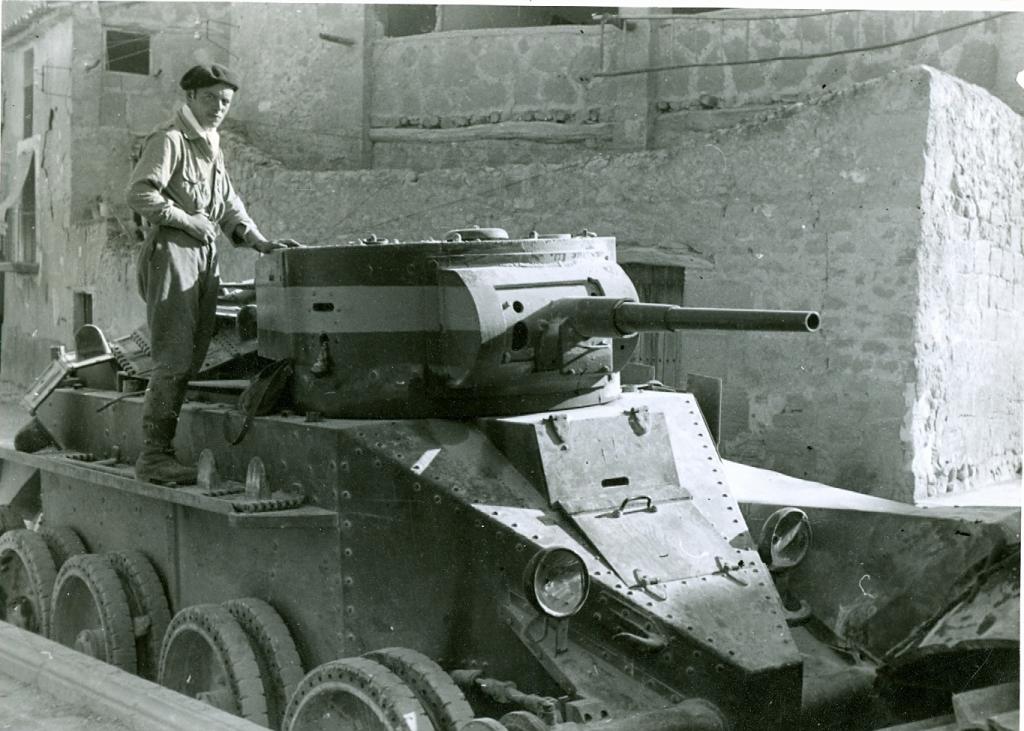 Un soldado del Bando Nacional custodia un BT-7 Republicano en el Frente del Ebro, 7 de Abril de 1938