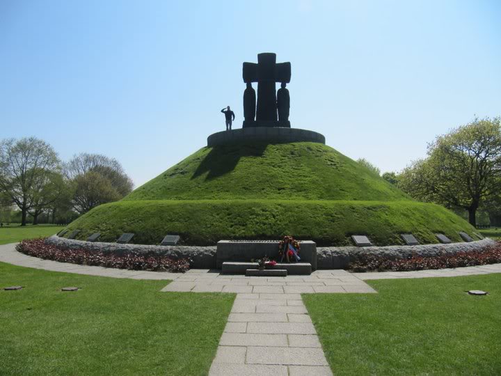 Monumento Cementerio alemán La Cambe. Yo reverencia a la Wehrmacht