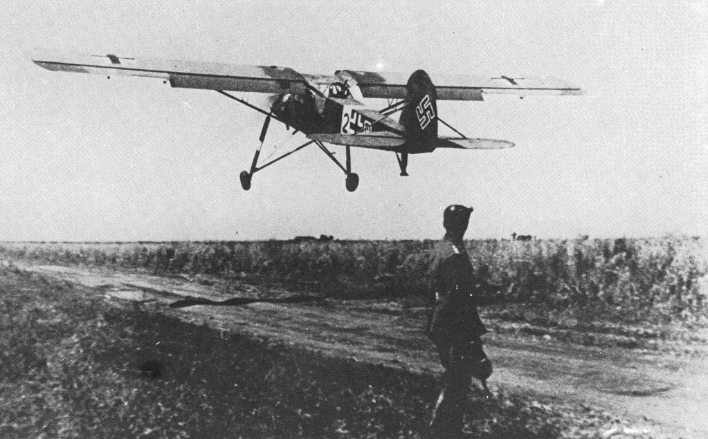 Un Fi-156 Storch del kurierstaffel Ob. d.L., Escuadrón Postal del Alto Mando de la Luftwaffe, despega el 13 de Agosto de 1942 de un improvisado aeródromo en el Frente del Don